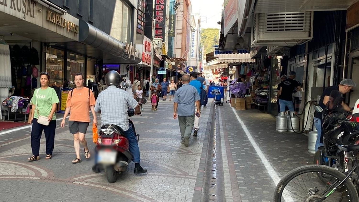 Uyarı levhalarını dikkate almayan motosiklet sürücülerine esnaf ve vatandaşlardan tepki
