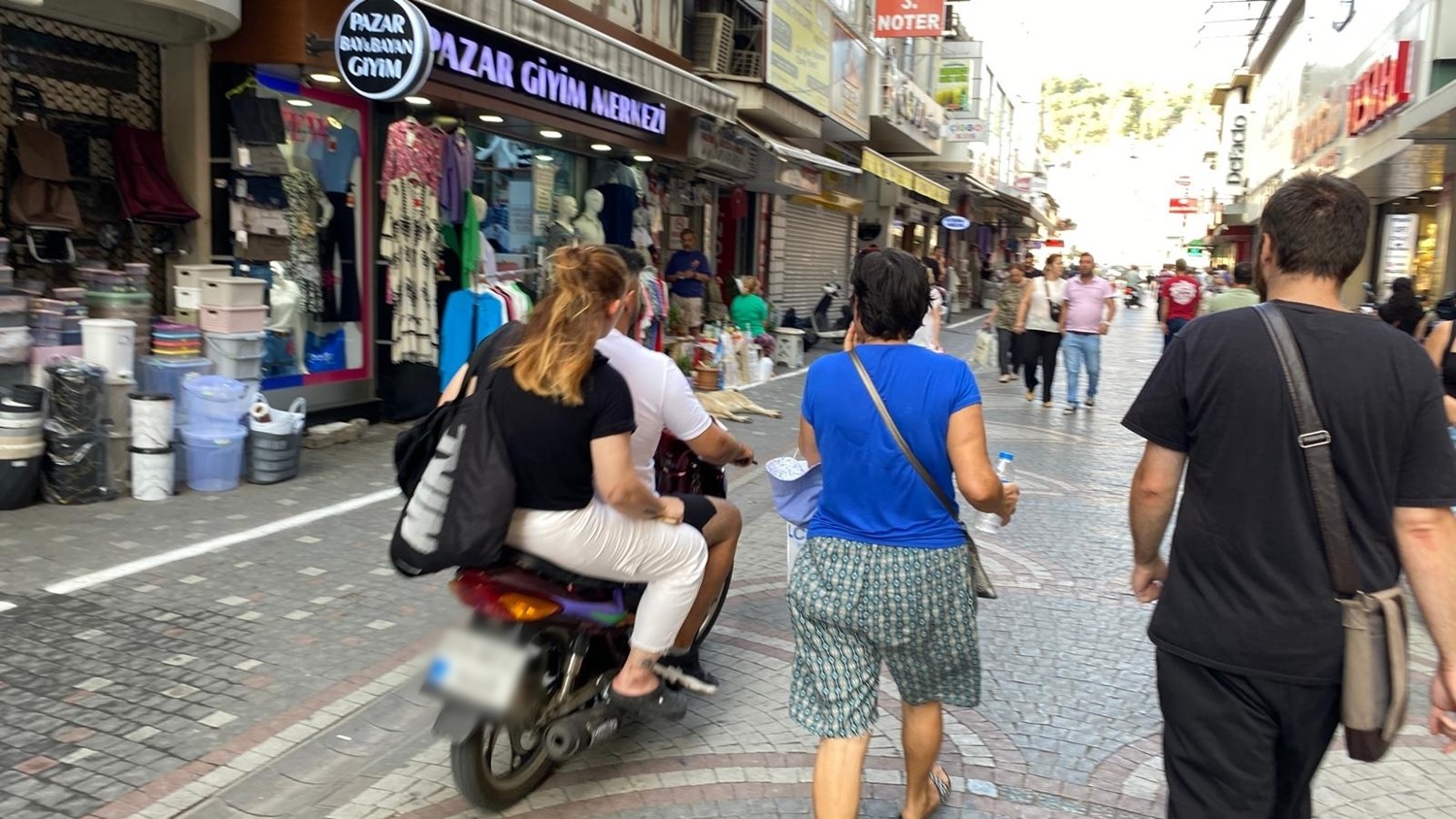 Uyarı levhalarını dikkate almayan motosiklet sürücülerine esnaf ve vatandaşlardan tepki
