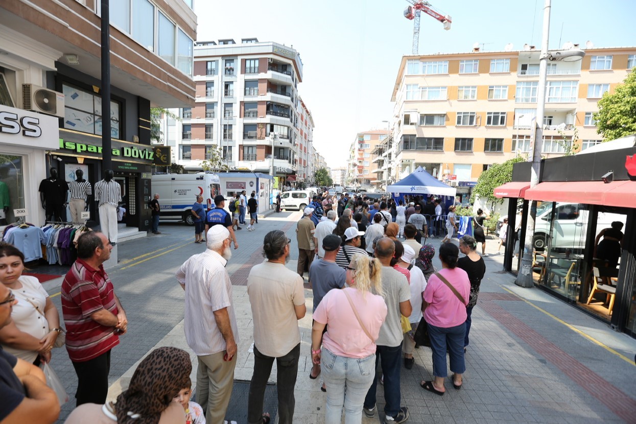 Küçükçekmece Belediye Başkanı Kemal Çebi vatandaşlara aşure ikramında bulundu
