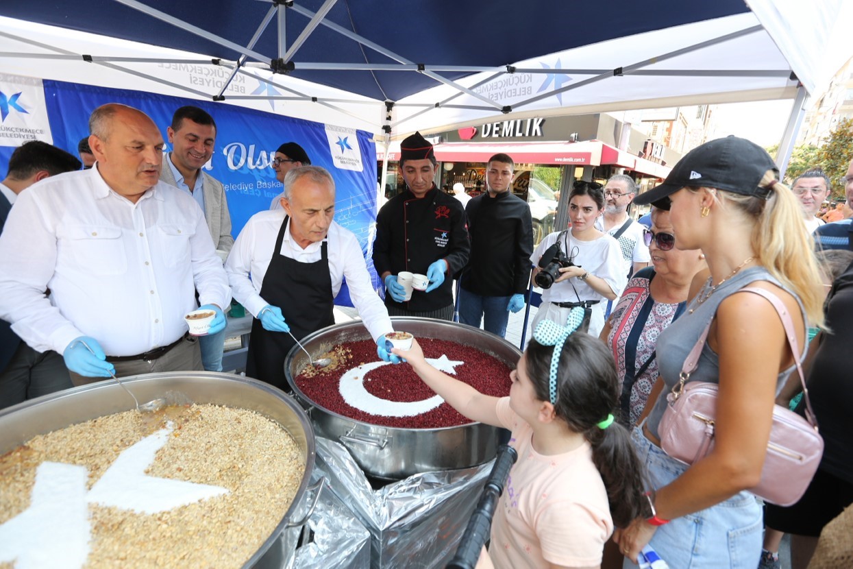 Küçükçekmece Belediye Başkanı Kemal Çebi vatandaşlara aşure ikramında bulundu
