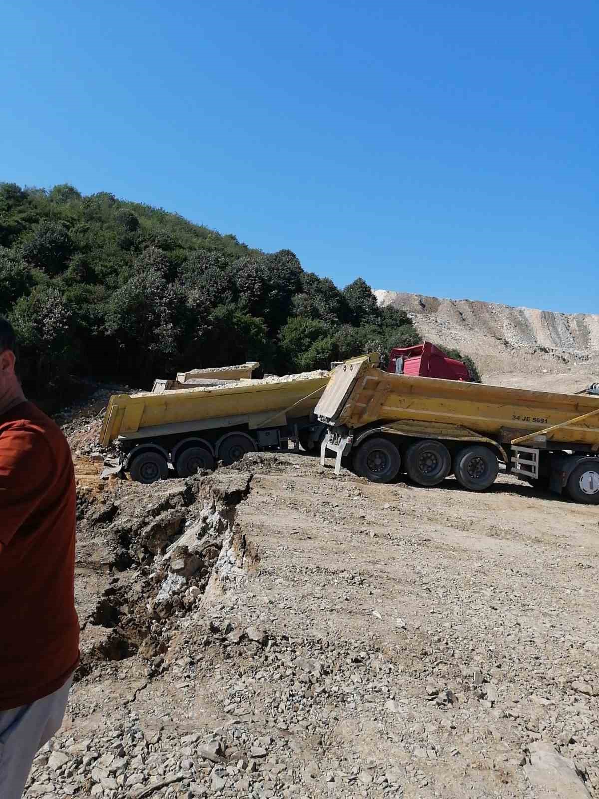 Sultangazi’de döküm sahasında faciadan dönüldü: 3 hafriyat kamyonu boşluğa düştü,
