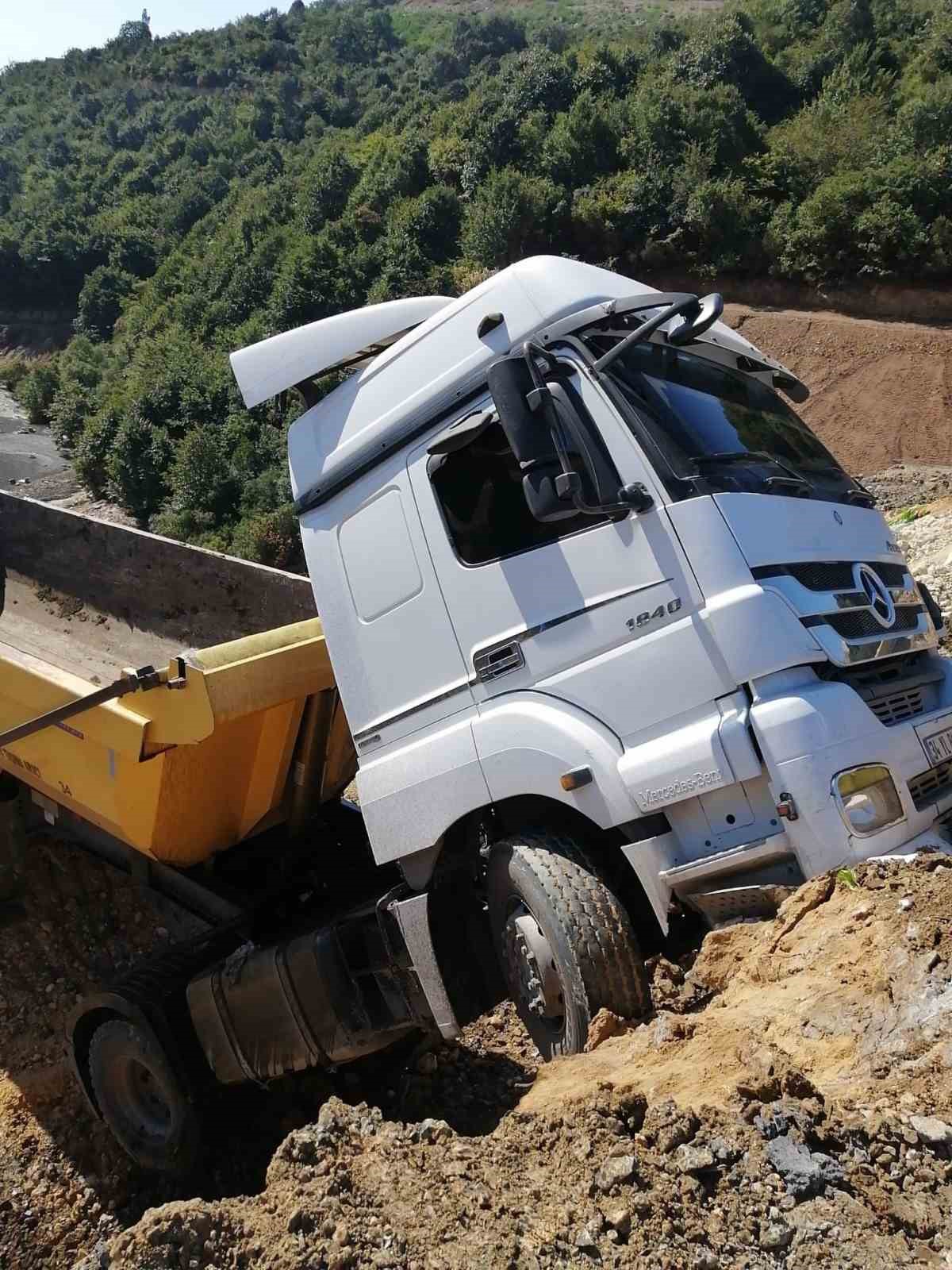 Sultangazi’de döküm sahasında faciadan dönüldü: 3 hafriyat kamyonu boşluğa düştü,
