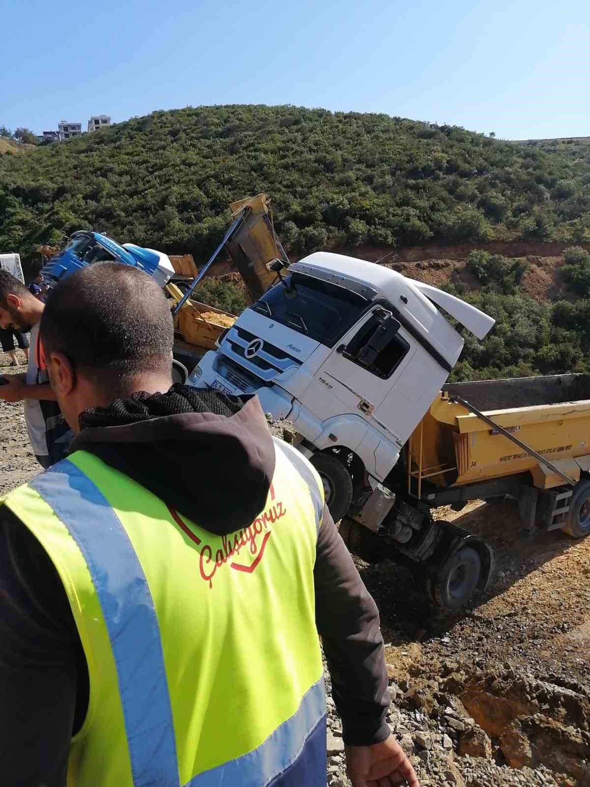 Sultangazi’de döküm sahasında faciadan dönüldü: 3 hafriyat kamyonu boşluğa düştü,
