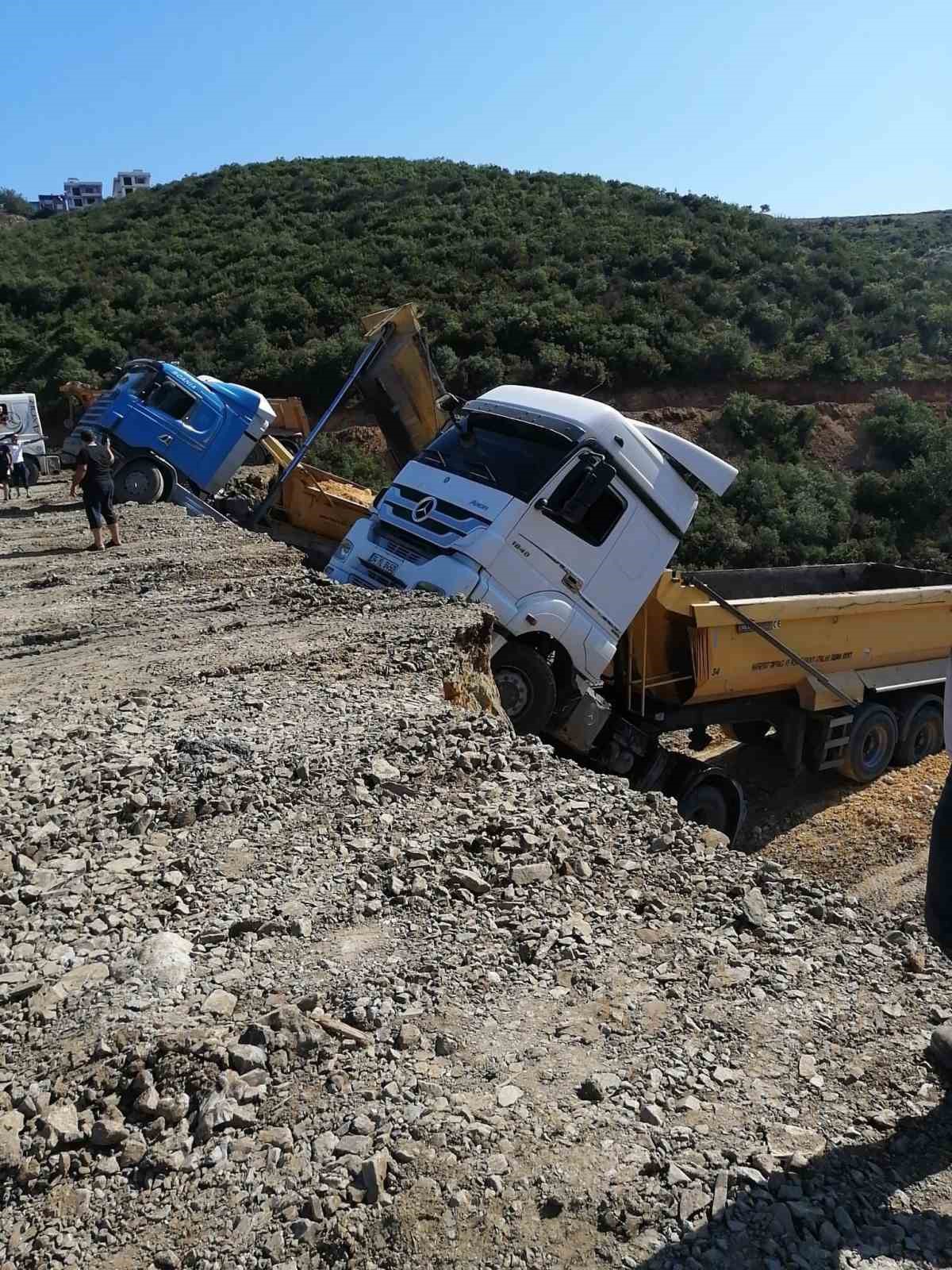 Sultangazi’de döküm sahasında faciadan dönüldü: 3 hafriyat kamyonu boşluğa düştü,
