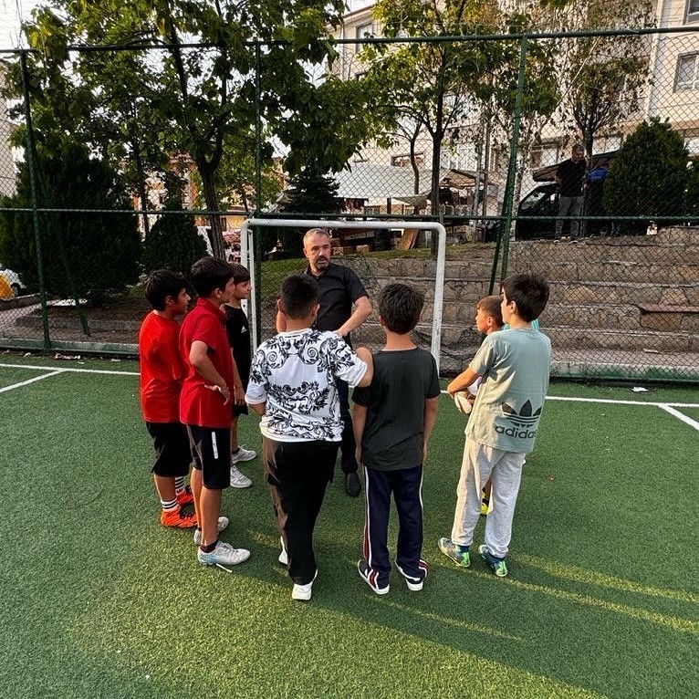 Ertuğrul Başkan’dan çocuklara ödüllü penaltı atışı
