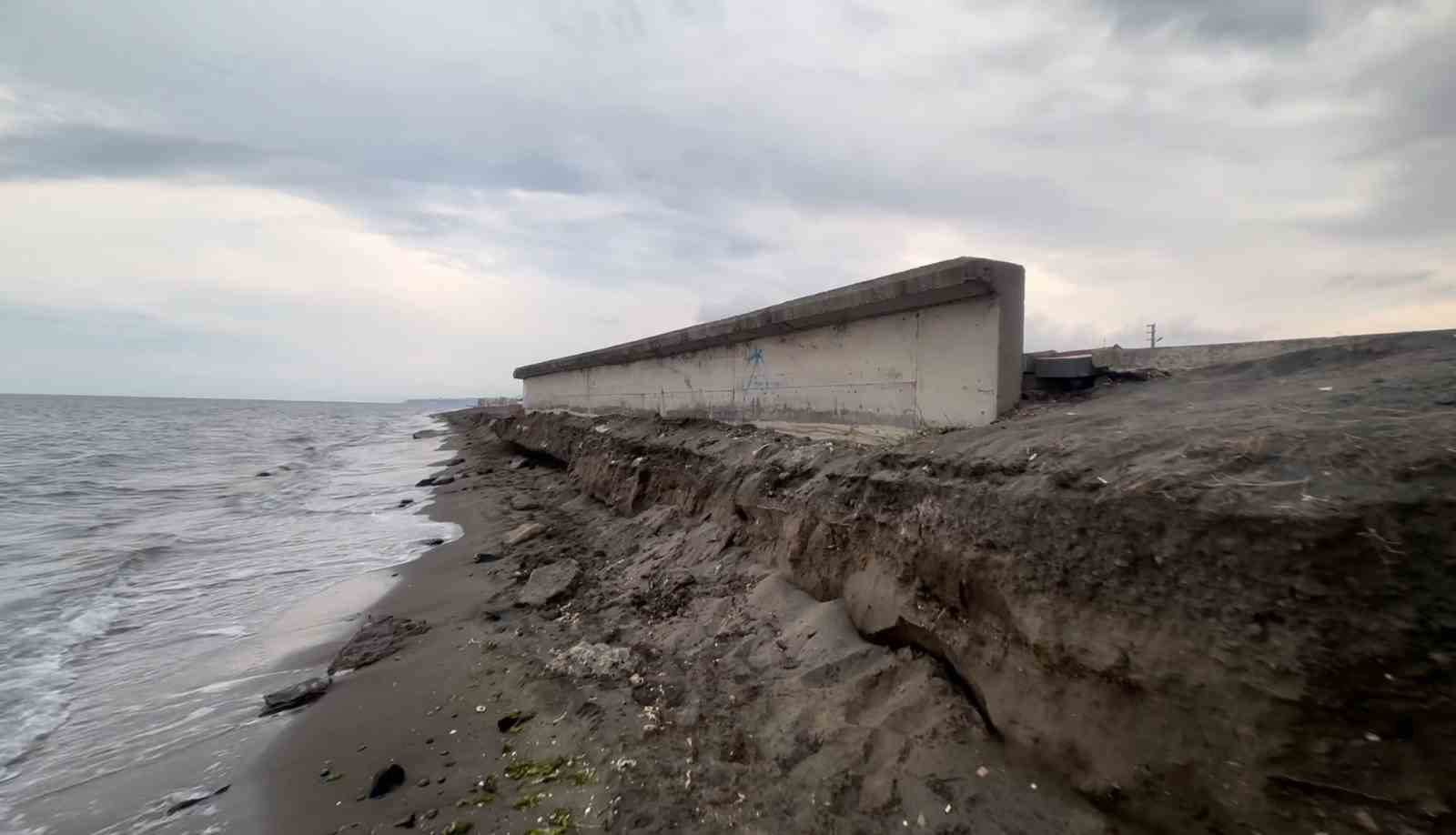 Hırçın Karadeniz sahili yutuyor
