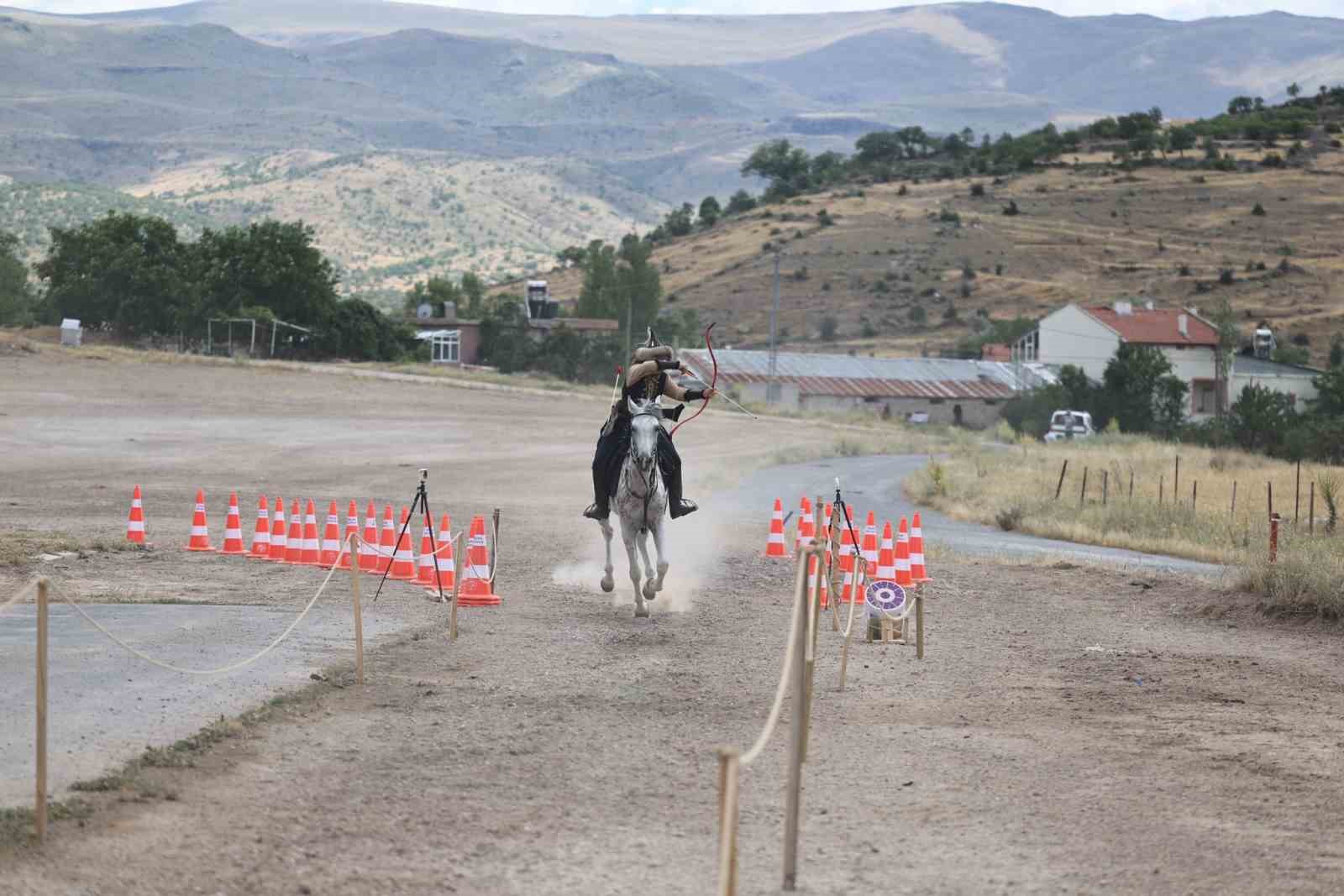 Talas’ta atlı okçuluk heyecanı
