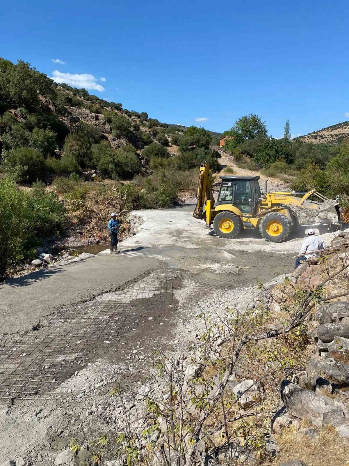 Yunusemre’de arazi yollarında ulaşım kolaylaşıyor
