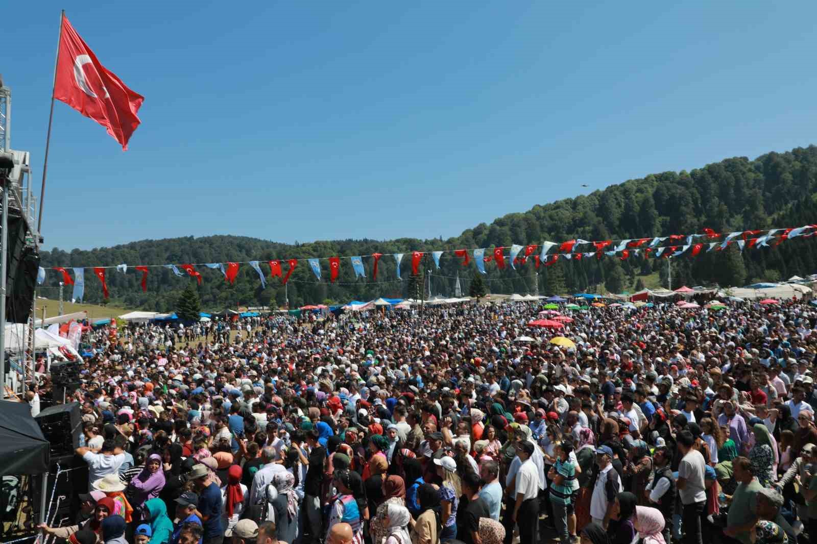 Binlerce kişinin katıldığı Akyazı Acelle Yaylası Şenlikleri’nde büyük coşku
