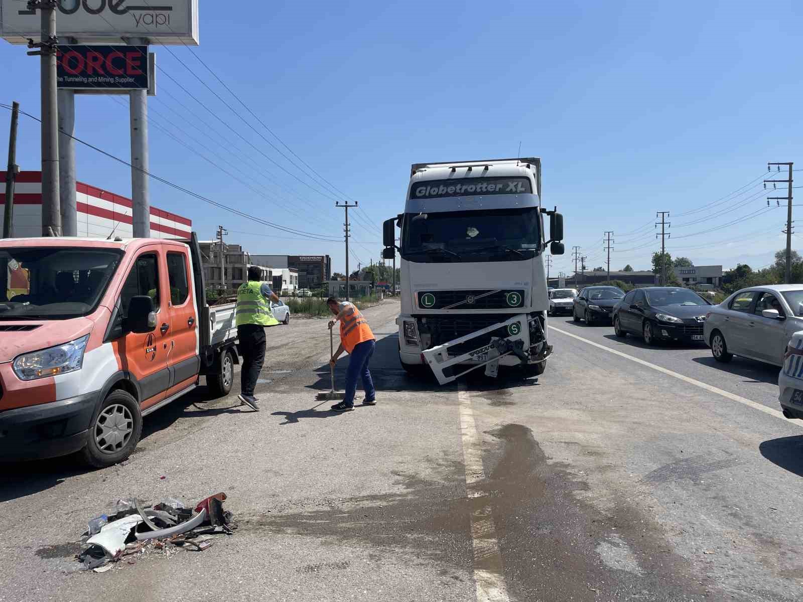 D-100’de zincirleme kaza: 1’i çocuk toplam 5 yaralı
