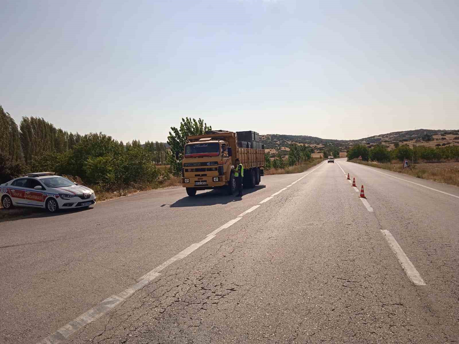 Jandarmanın trafik uygulamasında aranan 13 şahıs yakalandı
