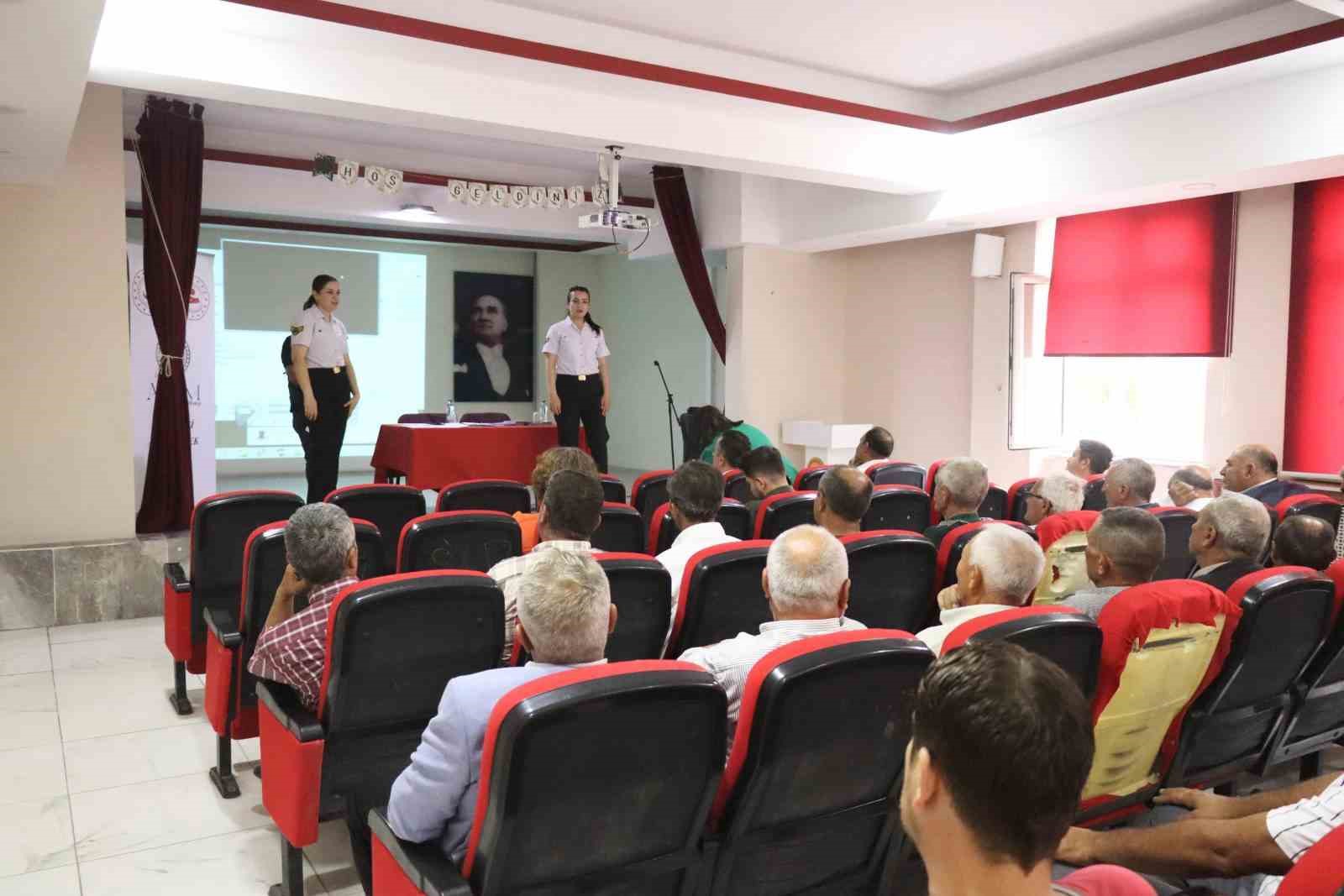 Seyitgazi ilçesindeki 50 muhtara kadına yönelik şiddetle mücadele semineri verildi
