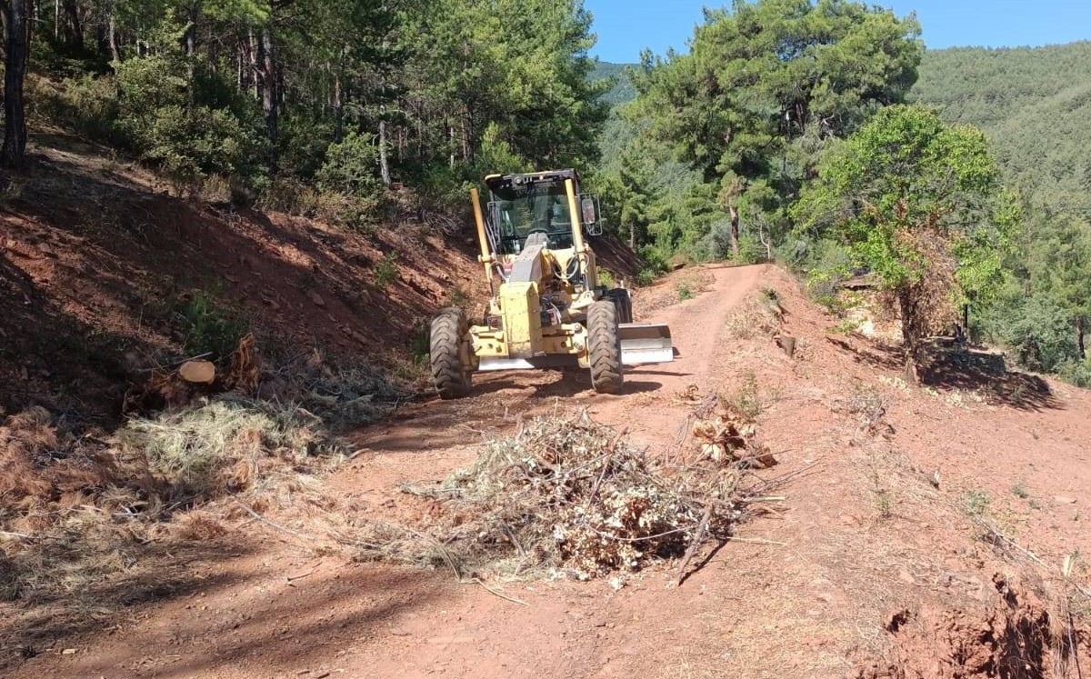 Karacasu’da bozuk orman yollarında düzenleme çalışmaları gerçekleştiriliyor
