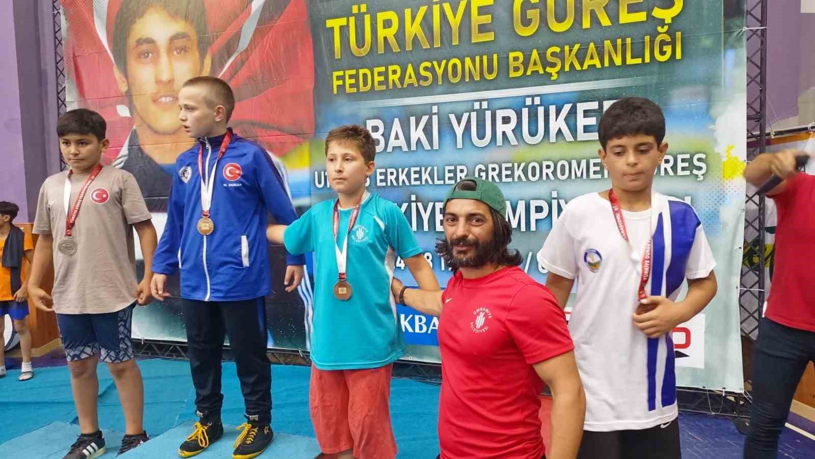 Ümraniye’nin Güreş Yıldızları’ndan çifte başarı
