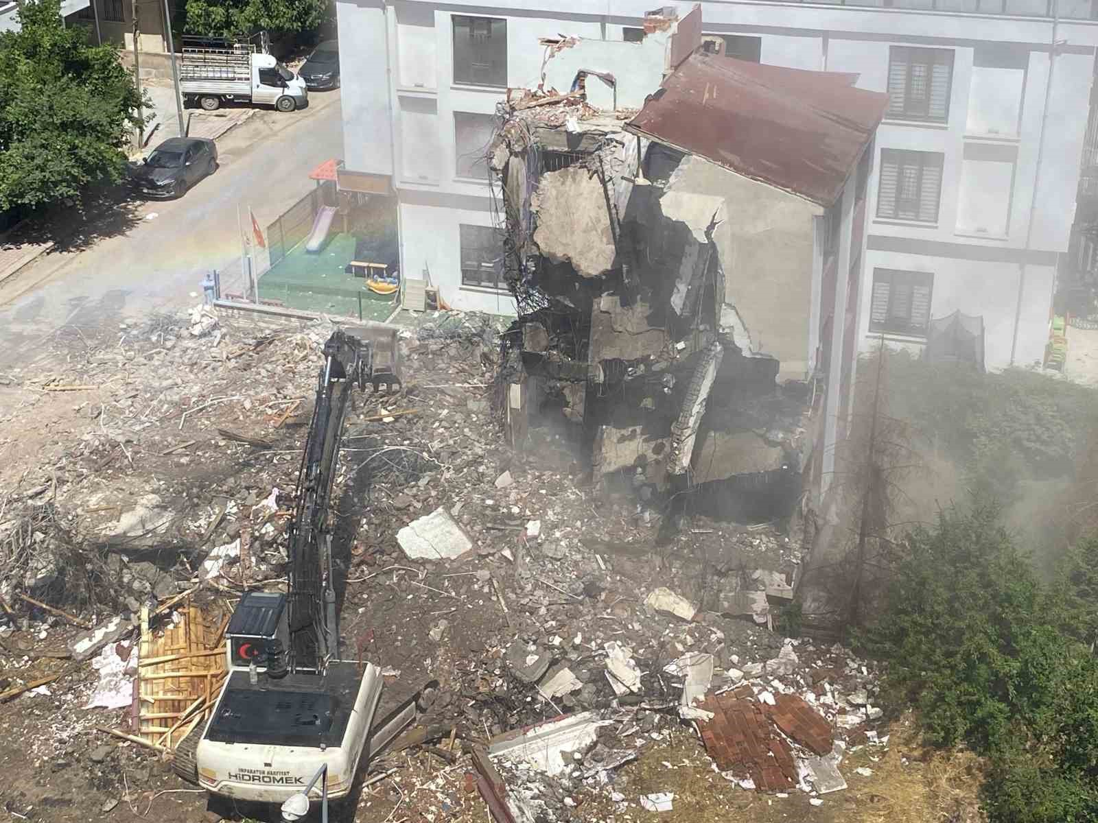 Elazığ’da hasarlı bina, 13 saatlik çalışmanın ardından ancak yıkılabildi
