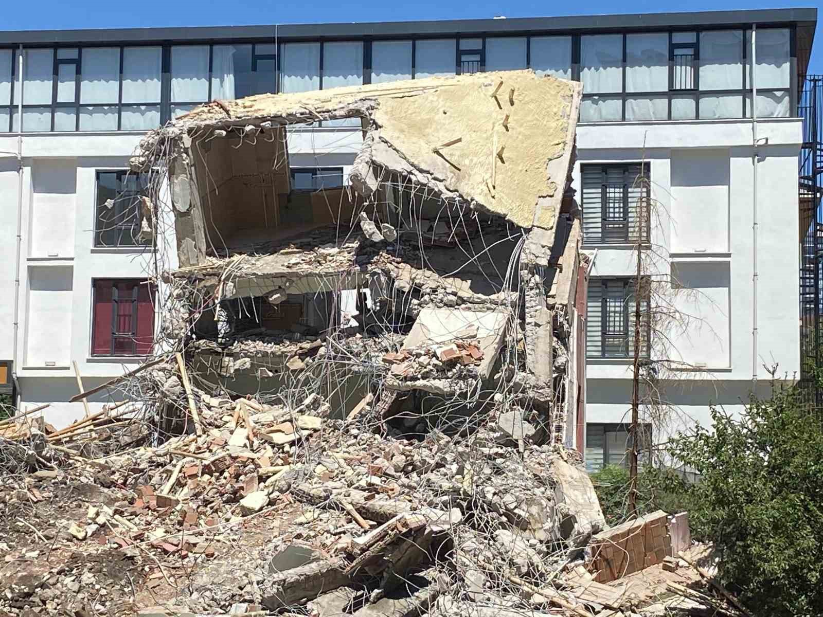 Elazığ’da hasarlı bina, 13 saatlik çalışmanın ardından ancak yıkılabildi
