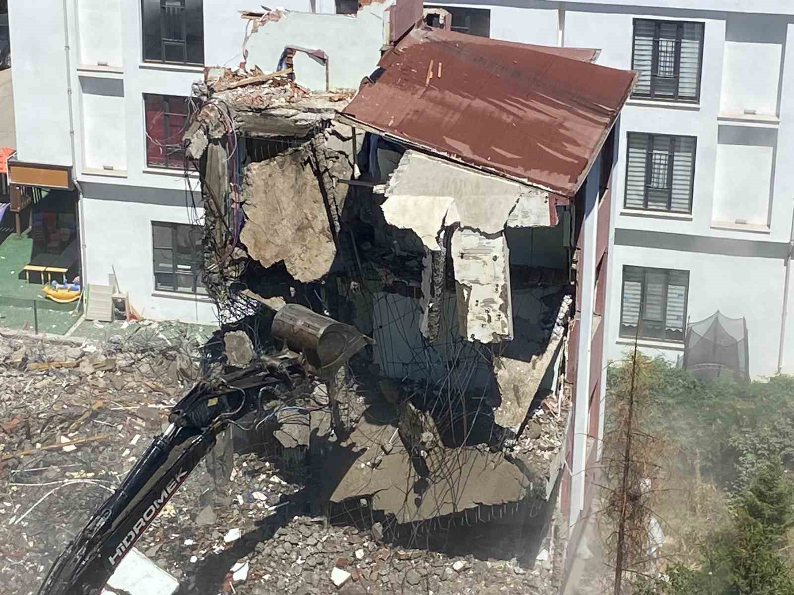 Elazığ’da hasarlı bina, 13 saatlik çalışmanın ardından ancak yıkılabildi
