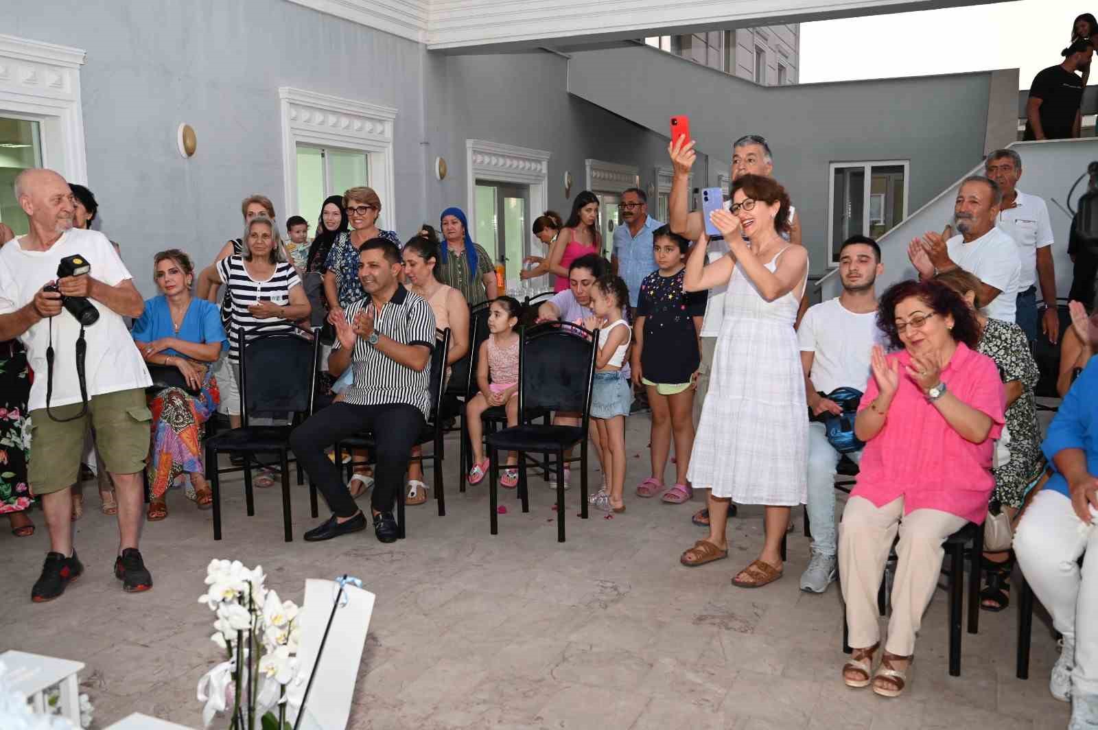 Özlemini çektiği beyaz gelinliği 56 yıl sonra giydi
