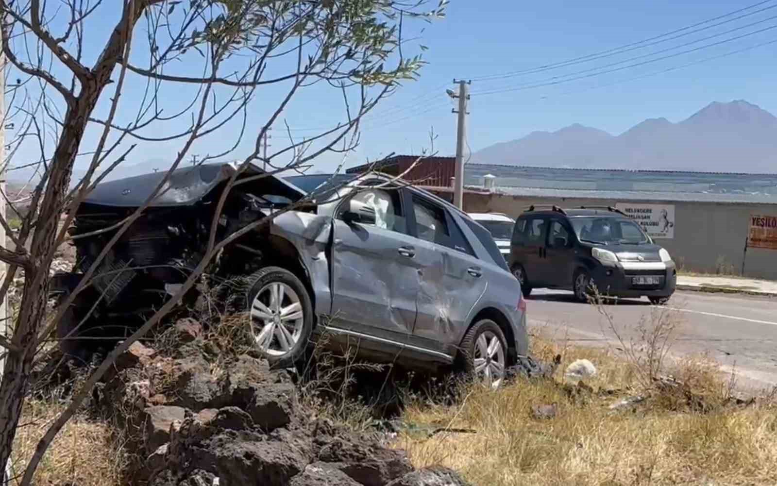 Aksaray’da cip ve otomobil kafa kafaya çarpıştı: 1’i ağır 4 yaralı
