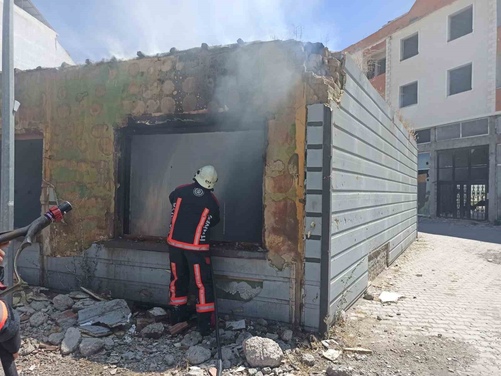 Malatya’da, metruk ev yangını
