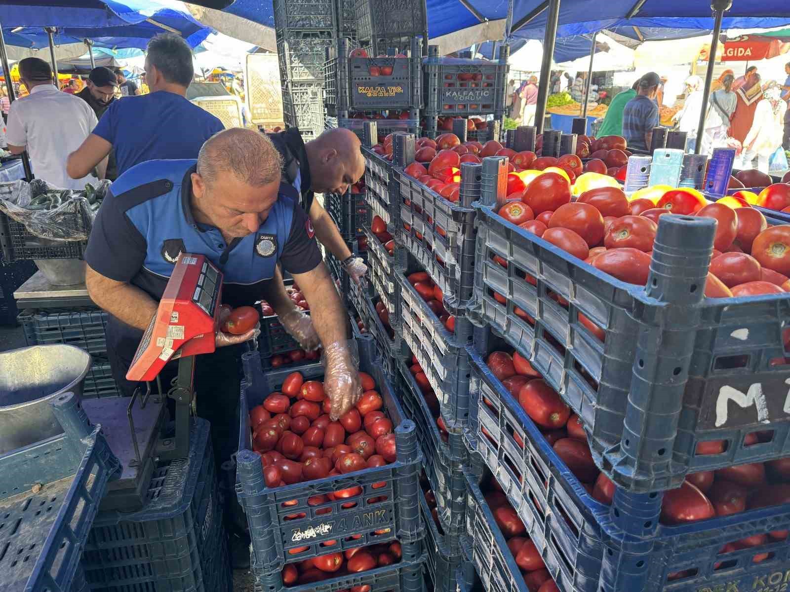 Çorum Belediyesi semt pazarlarında, ücretsiz servis, tartı kontrol ve ürün denetimi yapıyor
