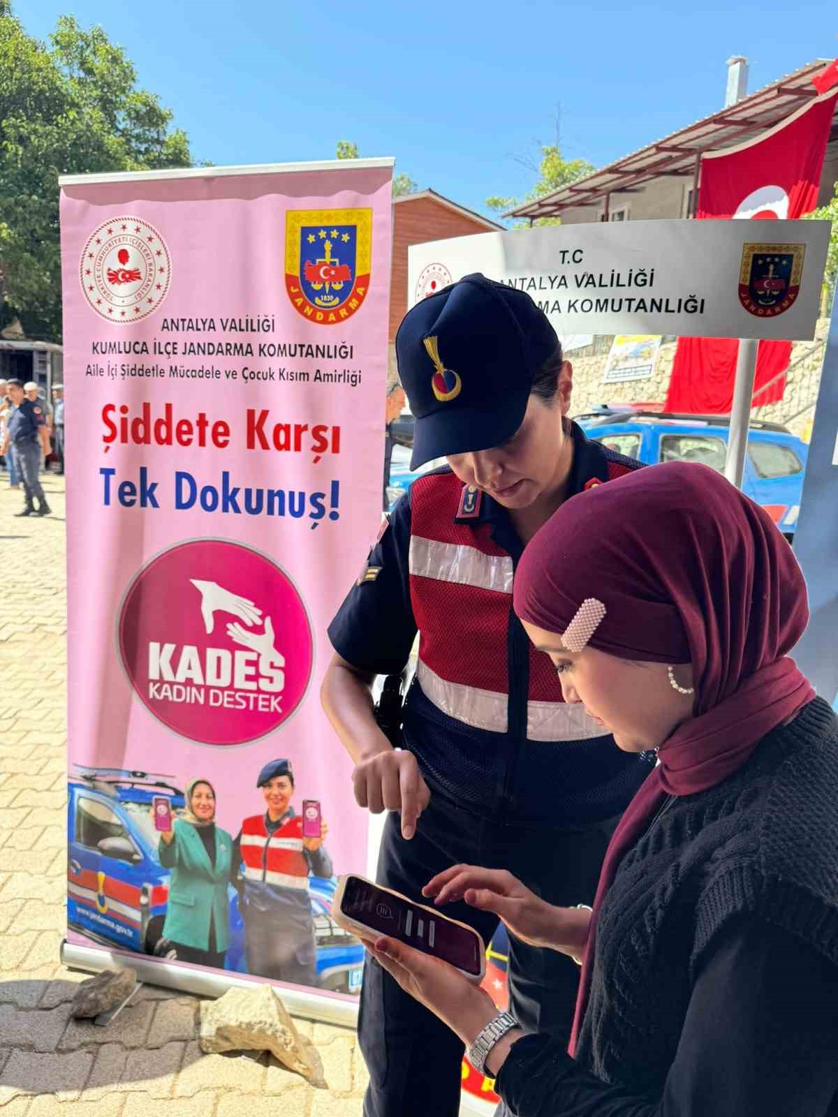 Kadına şiddete ‘Kadına el kalkamaz’ pankartıyla mesaj verdiler
