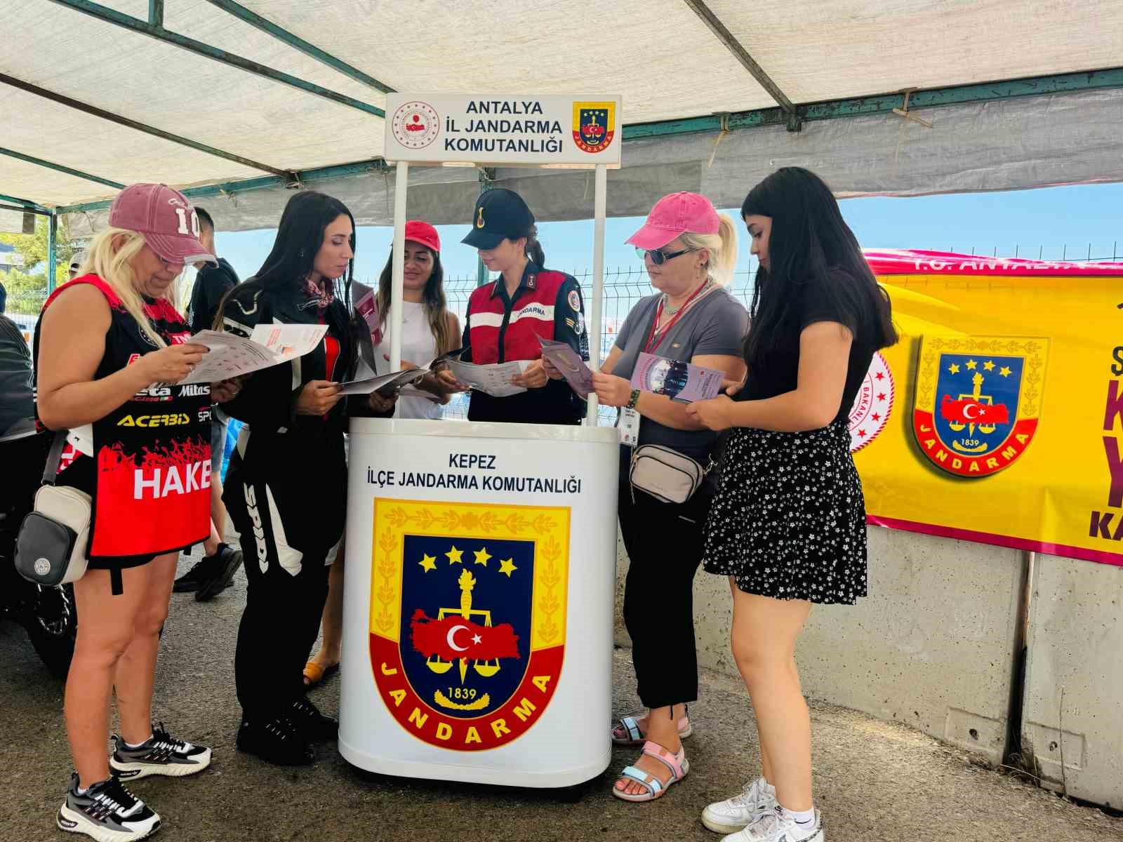 Kadına şiddete ‘Kadına el kalkamaz’ pankartıyla mesaj verdiler
