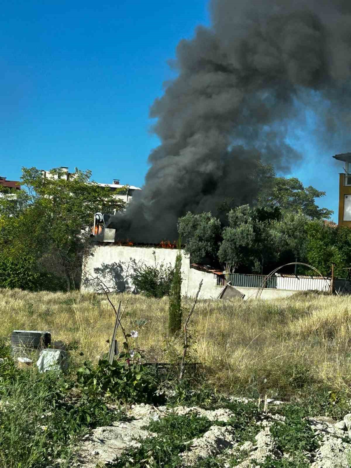 Burdur’da müştemilatta çıkan yangın eve sıçramadan söndürüldü
