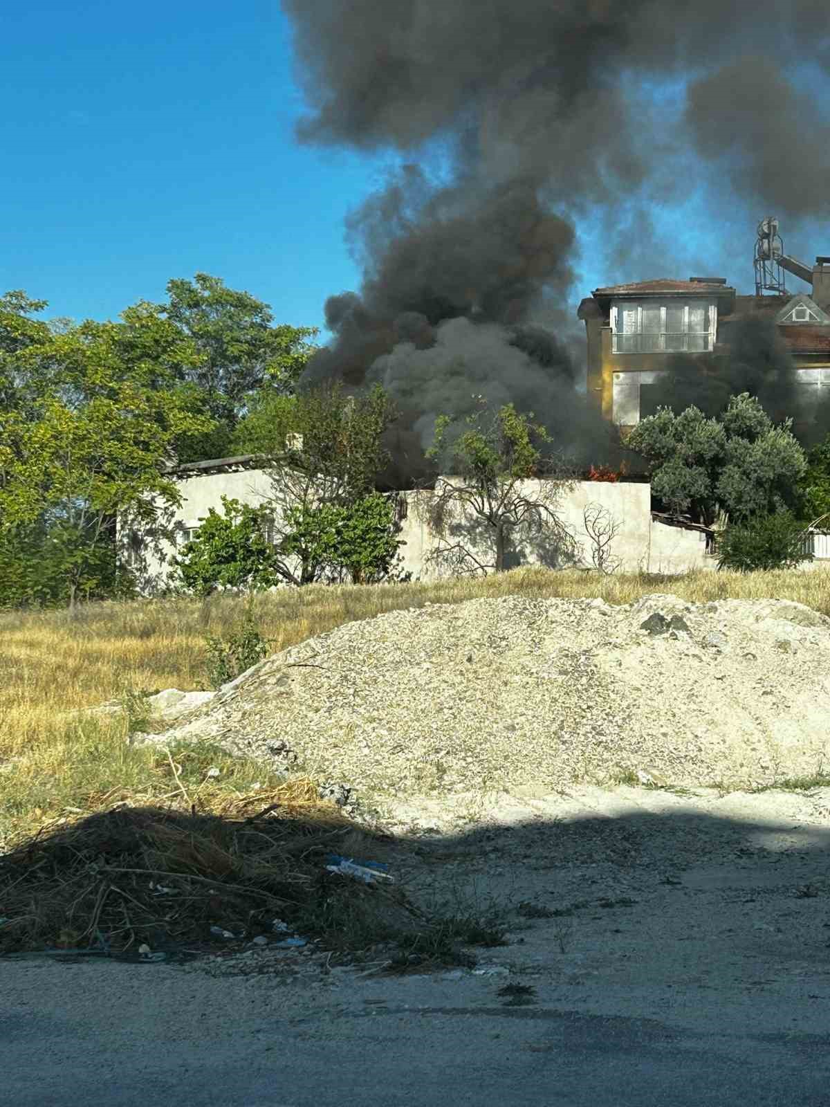 Burdur’da müştemilatta çıkan yangın eve sıçramadan söndürüldü
