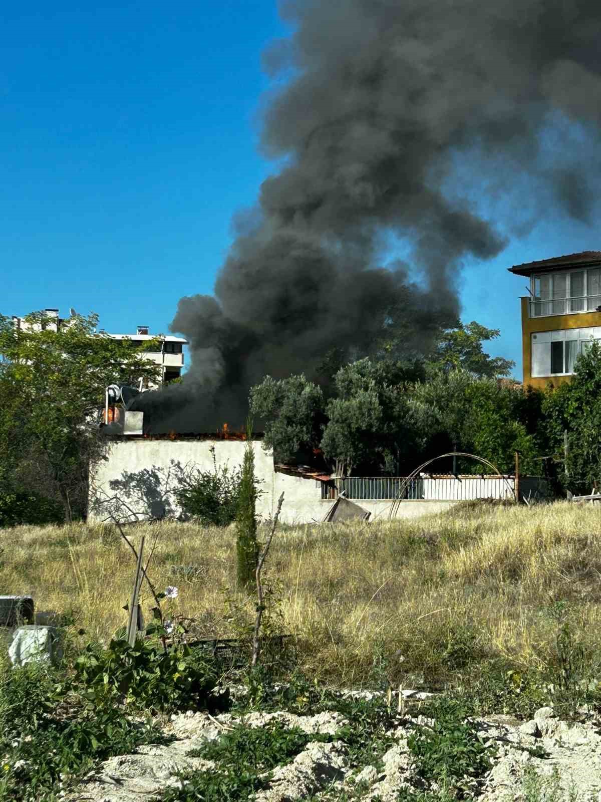 Burdur’da müştemilatta çıkan yangın eve sıçramadan söndürüldü
