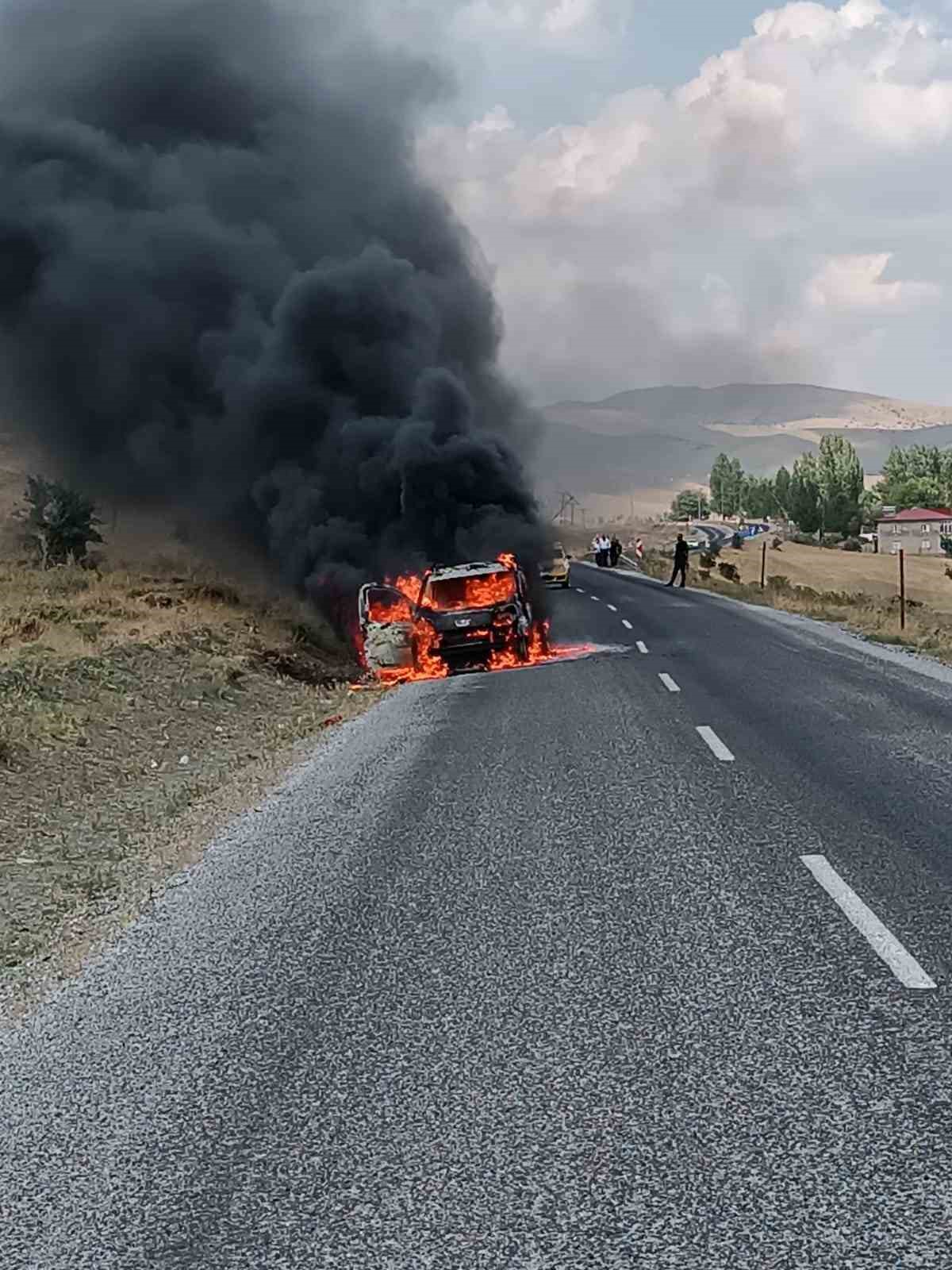 Muş’ta seyir halindeki araç alev alev yandı
