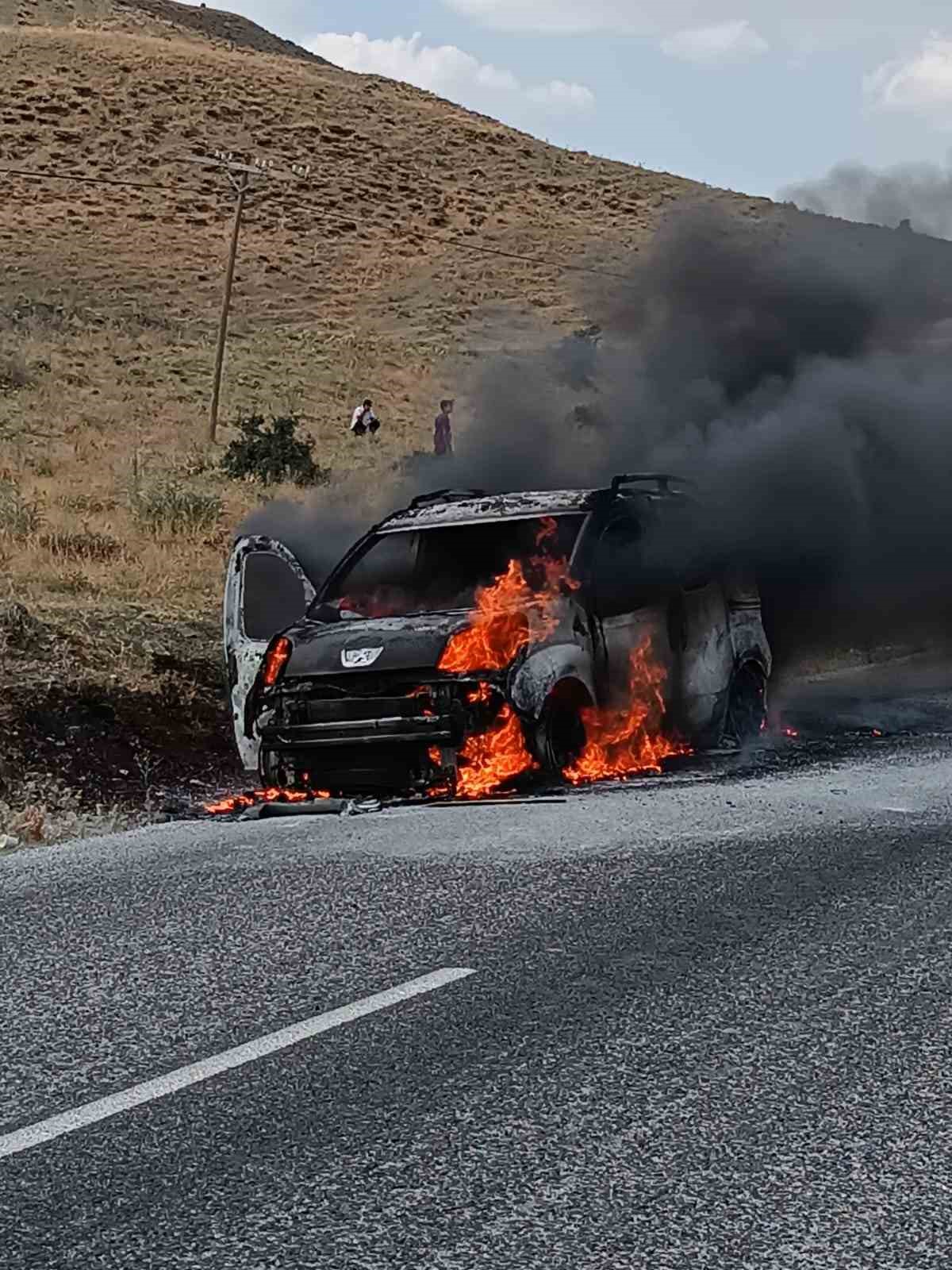 Muş’ta seyir halindeki araç alev alev yandı
