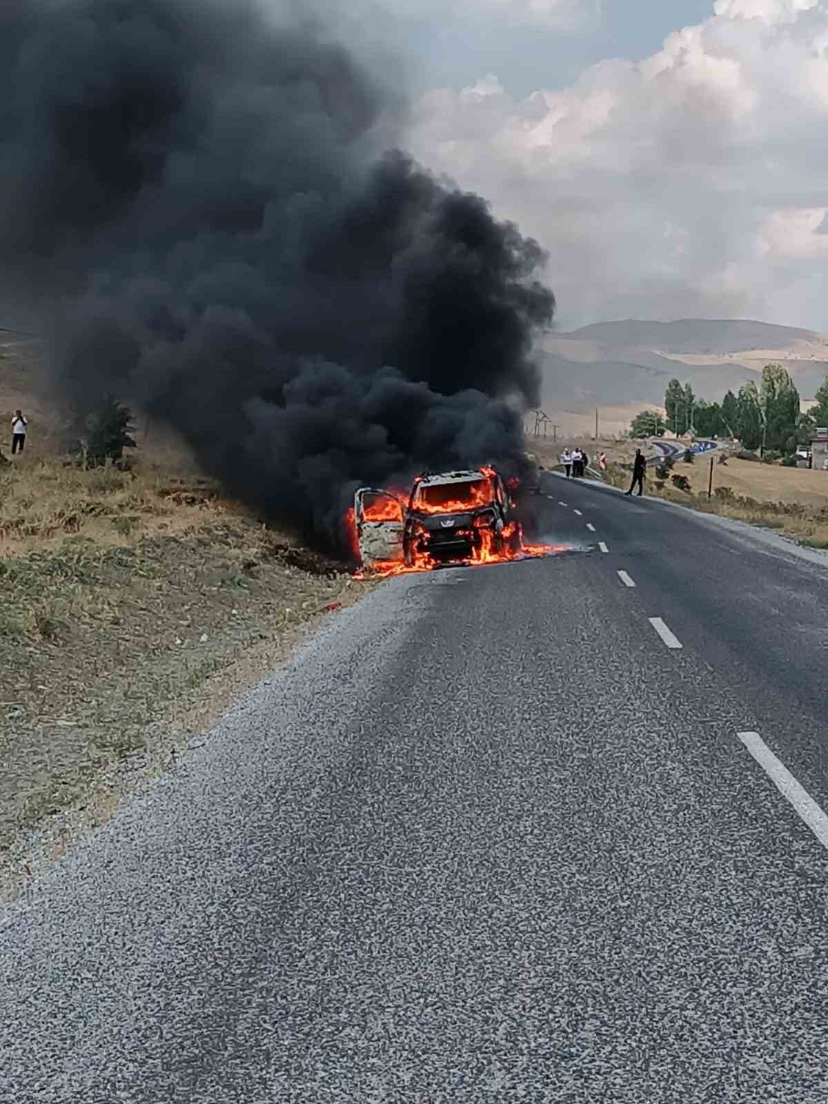 Muş’ta seyir halindeki araç alev alev yandı
