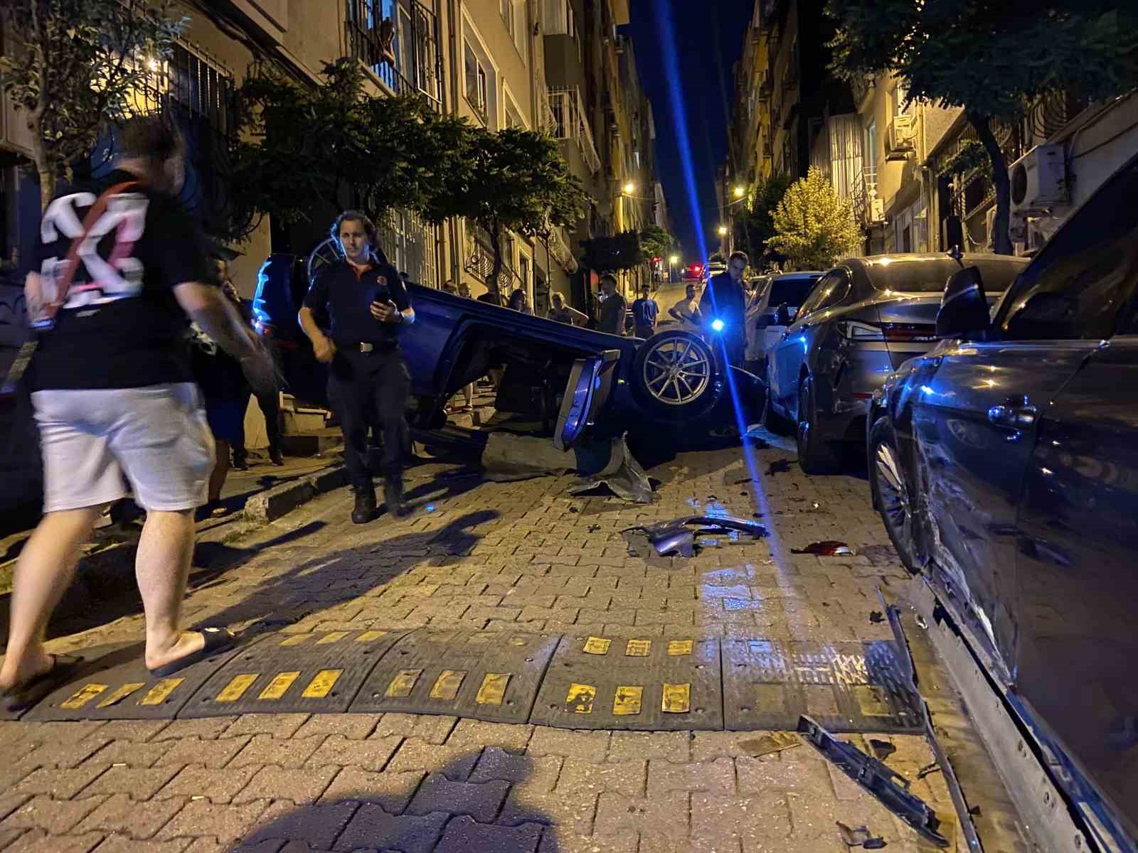 Beşiktaş’ta park halindeki araçlara çarpan otomobil takla attı, o anlar kamerada
