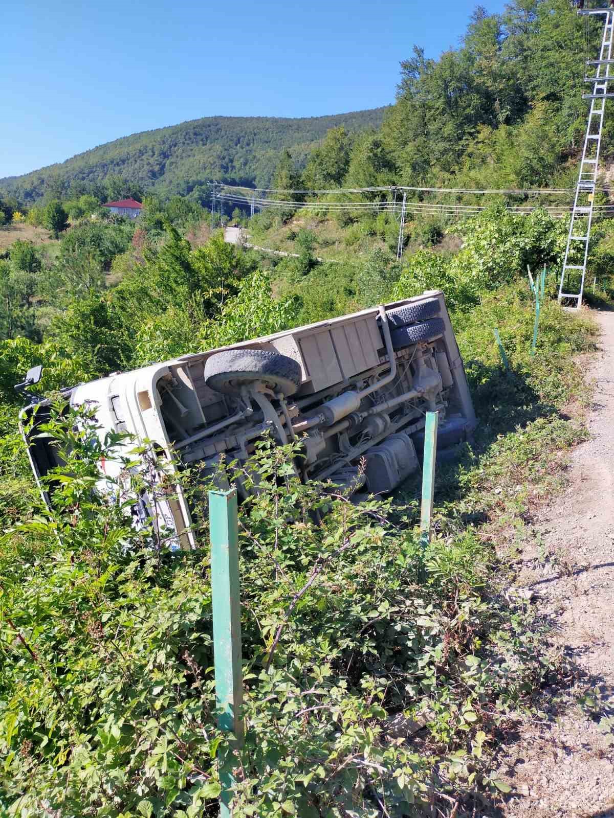 Türkeli’de servis otobüsü devrildi
