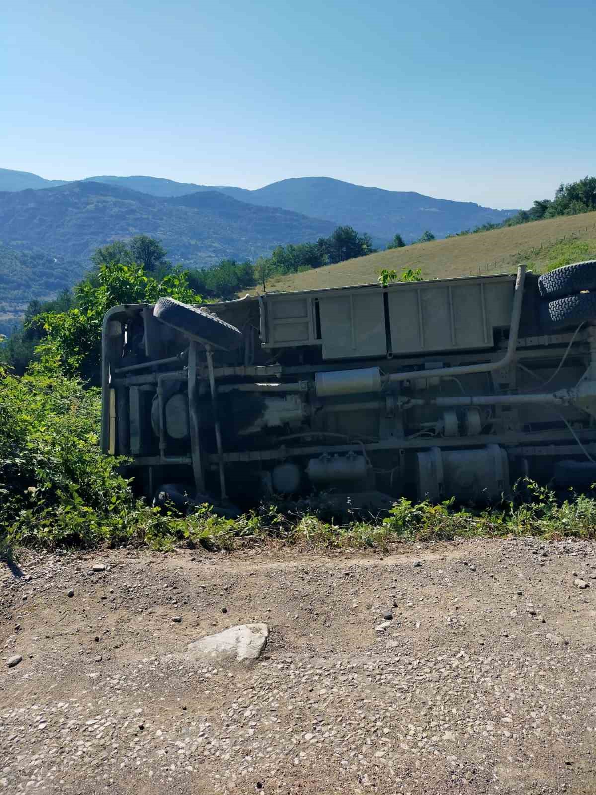 Türkeli’de servis otobüsü devrildi
