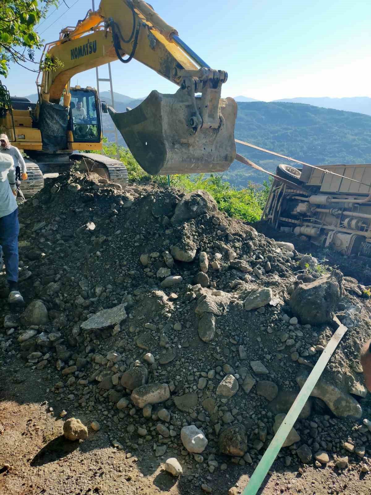 Türkeli’de servis otobüsü devrildi
