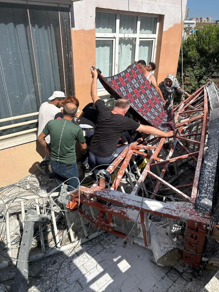 Başakşehir’de facia: İnşaat işçileri çöken iskelenin altında kaldı: 2 ağır yaralı
