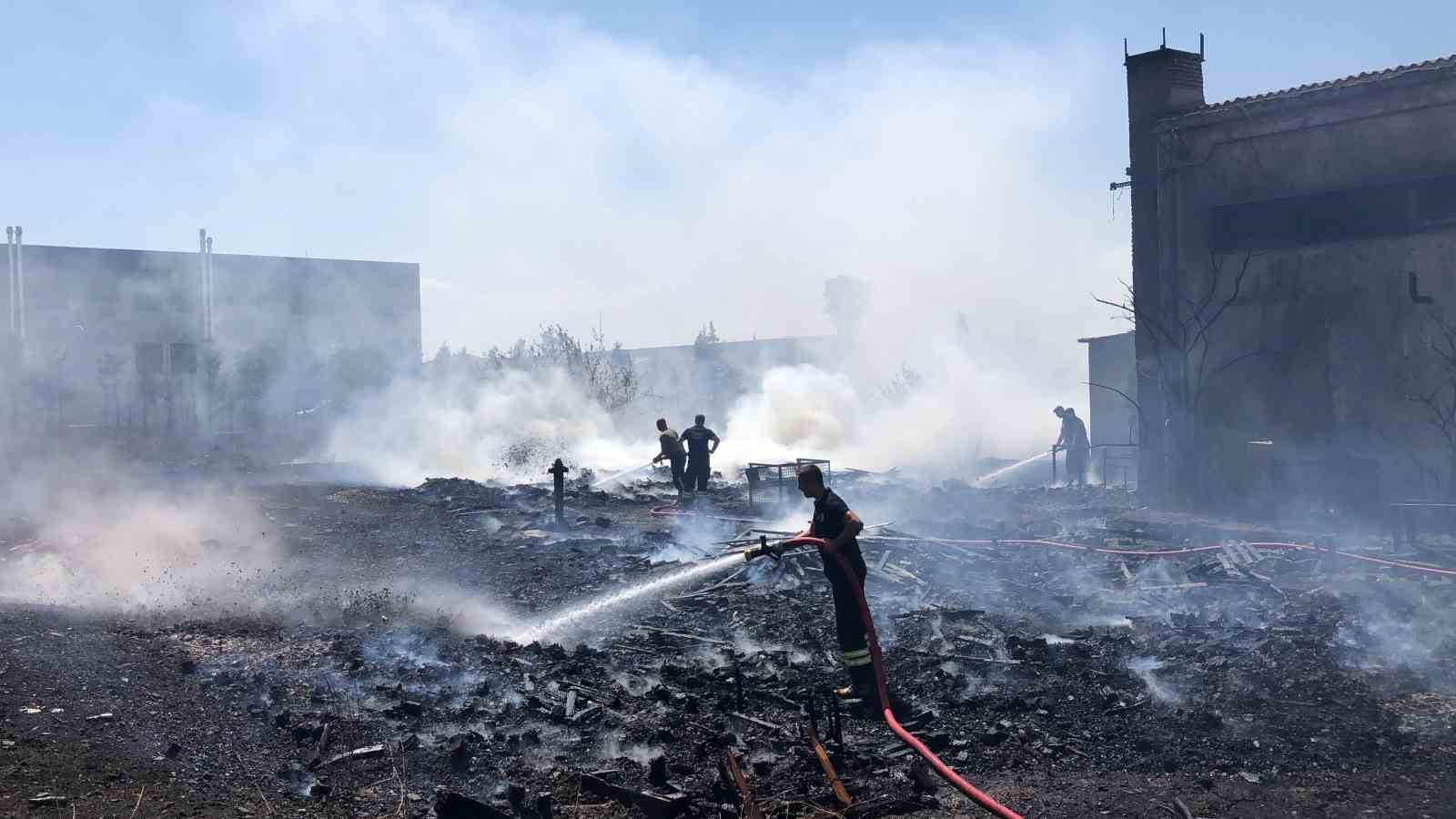 Ot yangını fabrika bahçesine sıçradı
