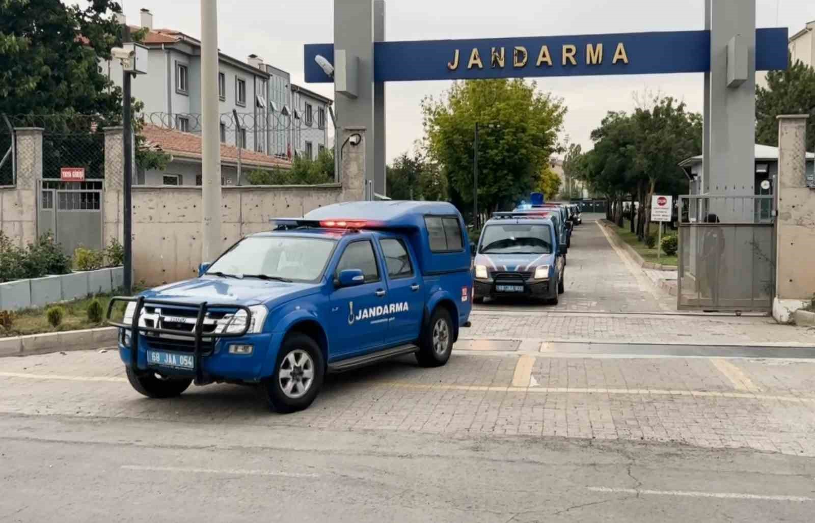 Kenevir yetiştirip uyuşturucu ticareti yapan 3 şahıs operasyonla yakalandı
