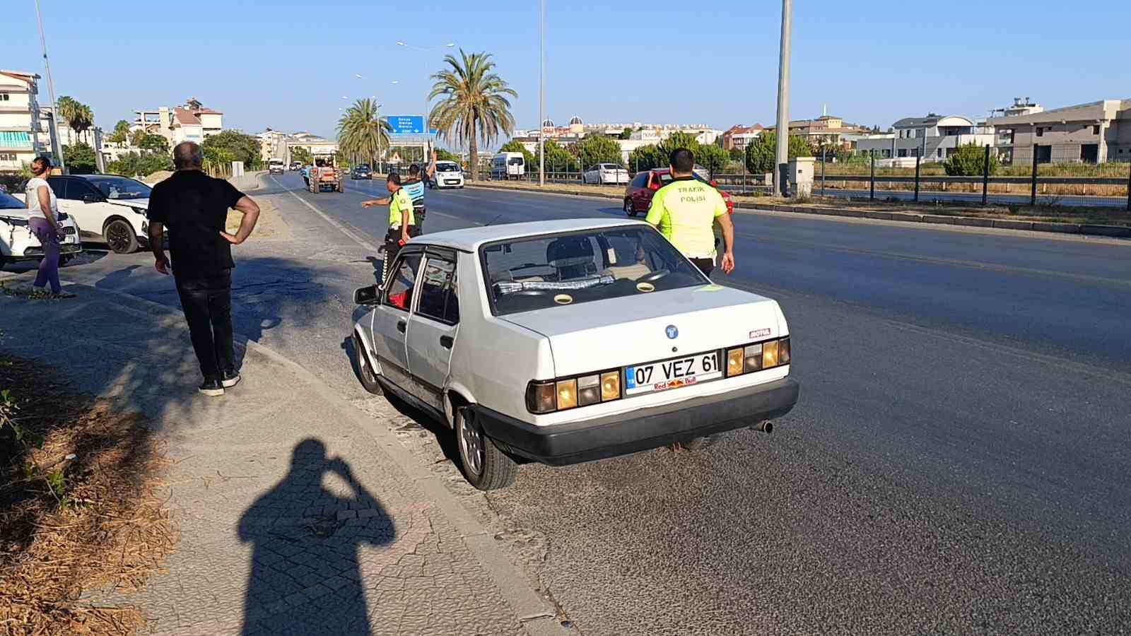 Trafiği tehlikeye düşüren genç sürücüye trafik polisinden az ceza çokça nasihat
