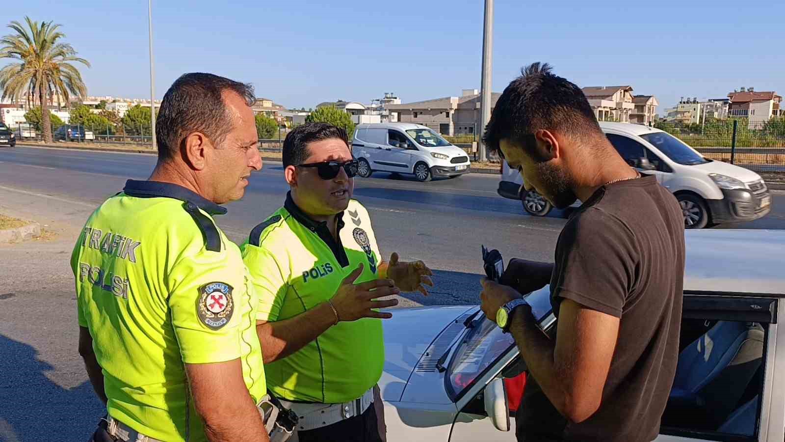 Trafiği tehlikeye düşüren genç sürücüye trafik polisinden az ceza çokça nasihat
