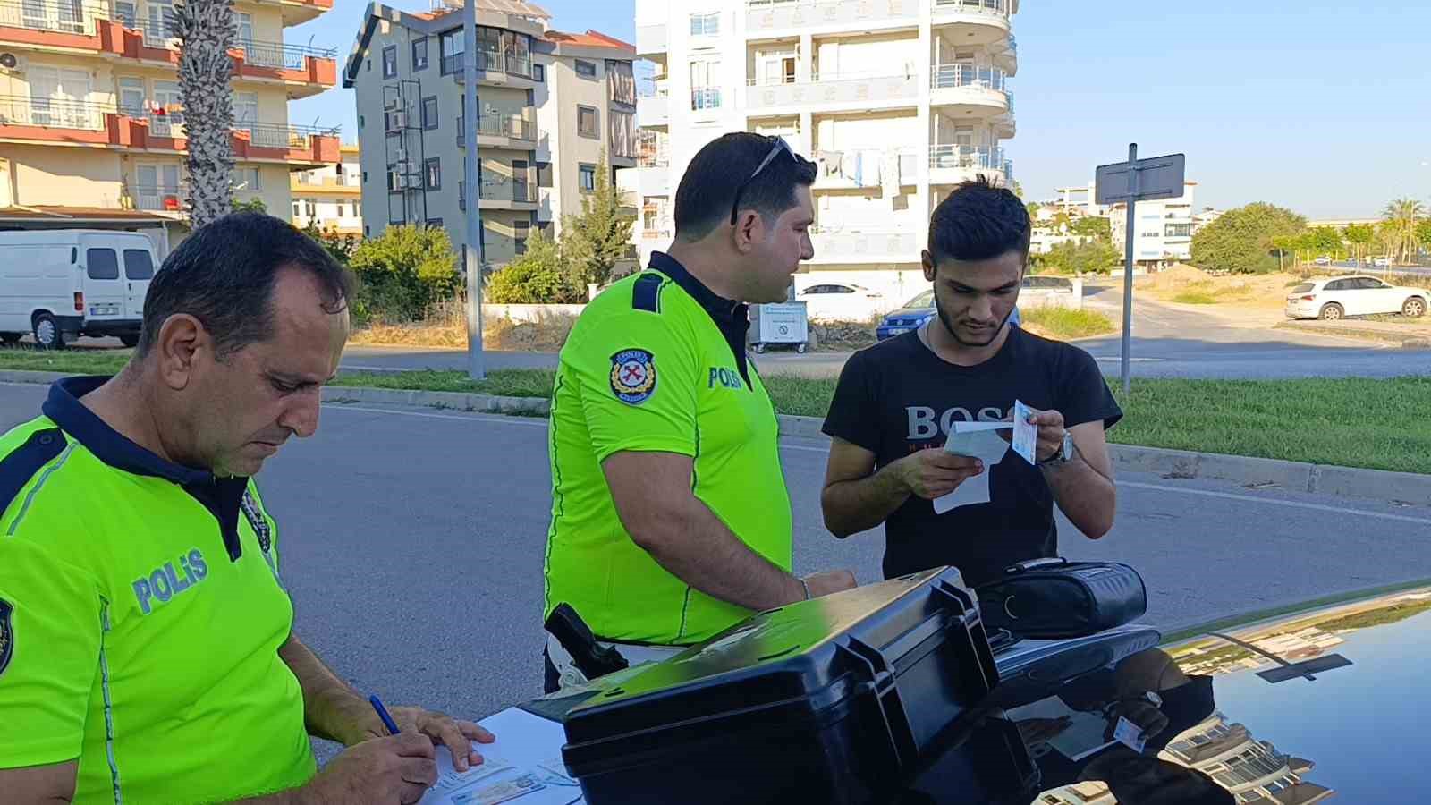 Trafiği tehlikeye düşüren genç sürücüye trafik polisinden az ceza çokça nasihat
