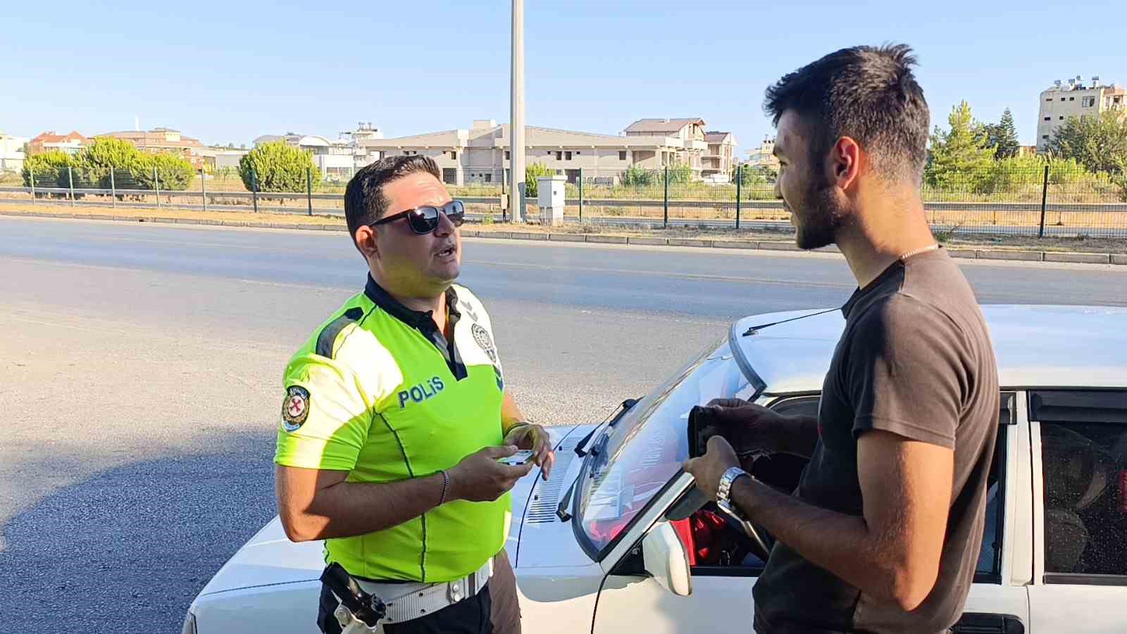 Trafiği tehlikeye düşüren genç sürücüye trafik polisinden az ceza çokça nasihat
