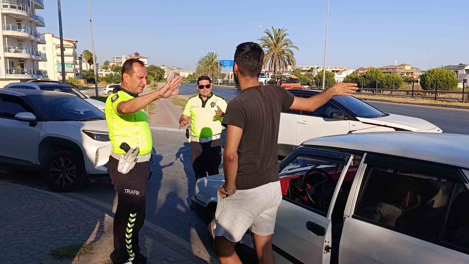 Trafiği tehlikeye düşüren genç sürücüye trafik polisinden az ceza çokça nasihat
