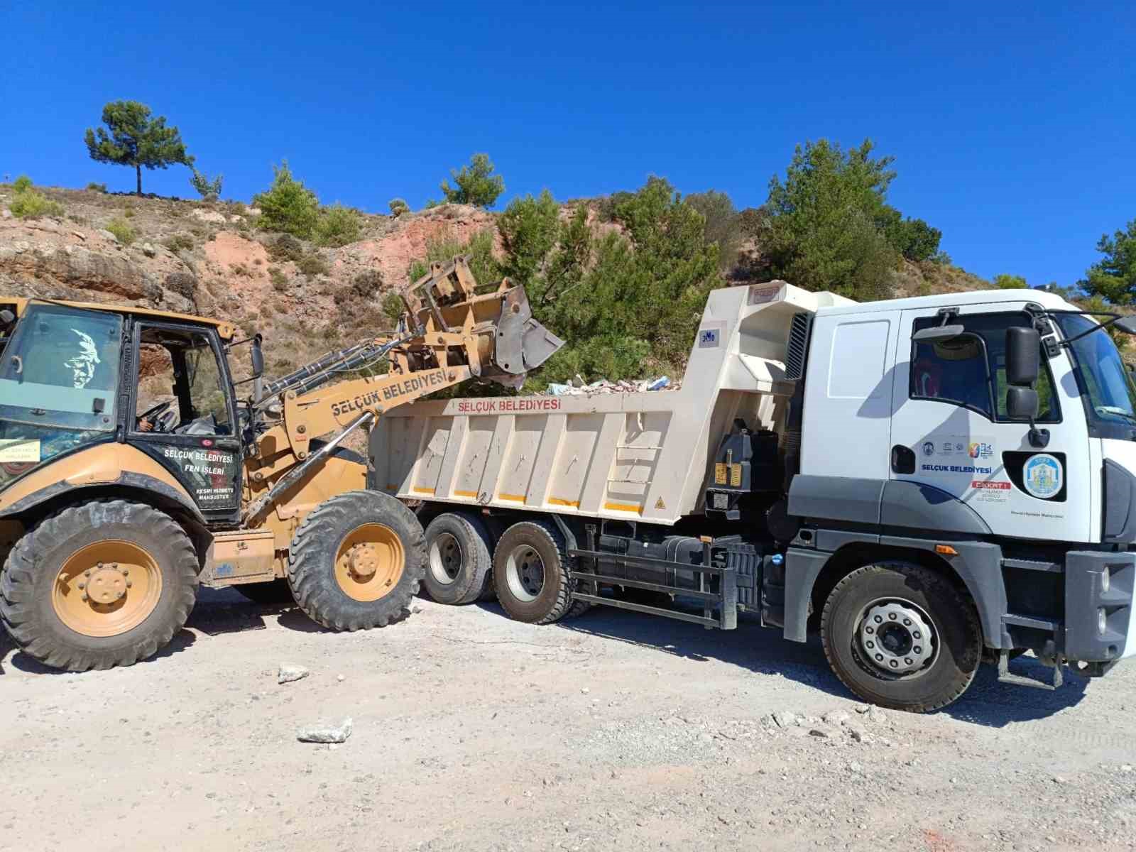 Selçuk, kent genelinde biriken molozlardan temizlendi
