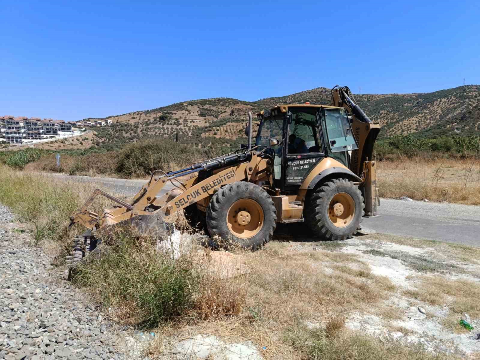 Selçuk, kent genelinde biriken molozlardan temizlendi
