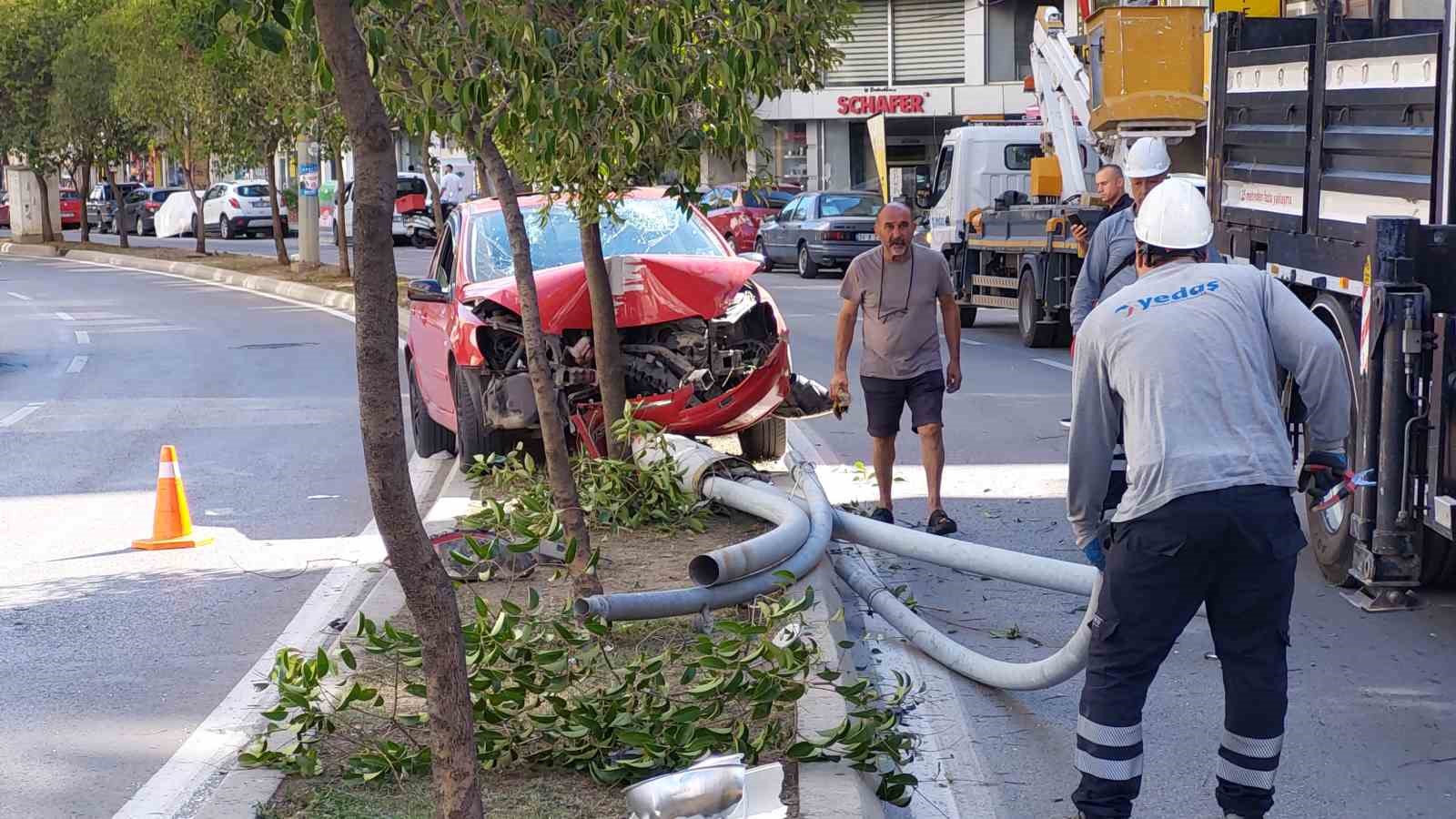 Otomobil aydınlatma direğine çarptı: 2 yaralı
