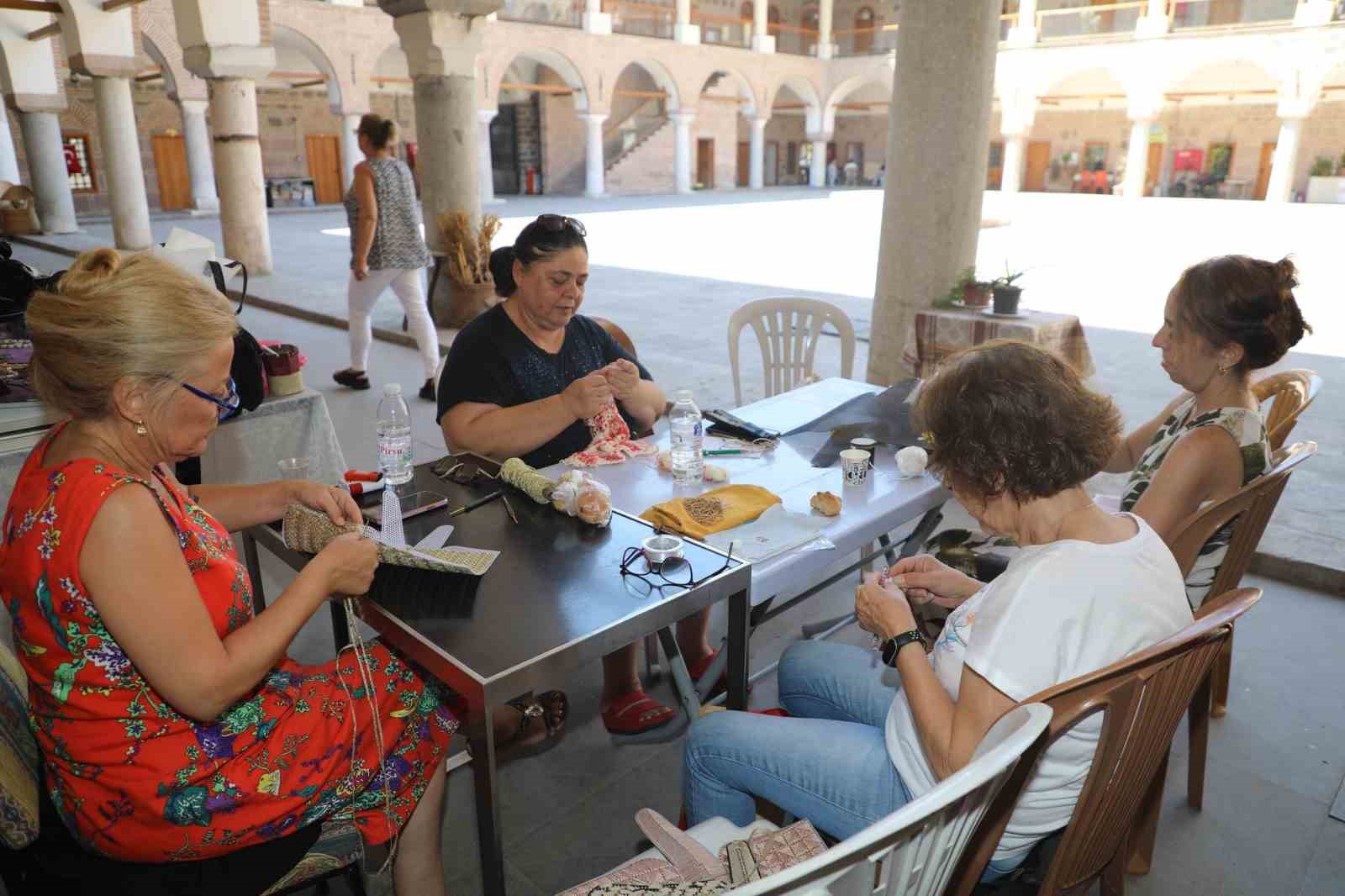 Kadınlar Şehzadeler’in kurslarında hem öğreniyor hem özgürleşiyor
