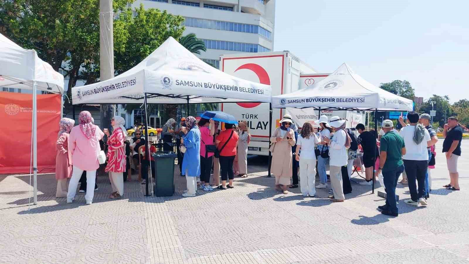 Vatandaşlara ücretsiz limonata ve su ikramı
